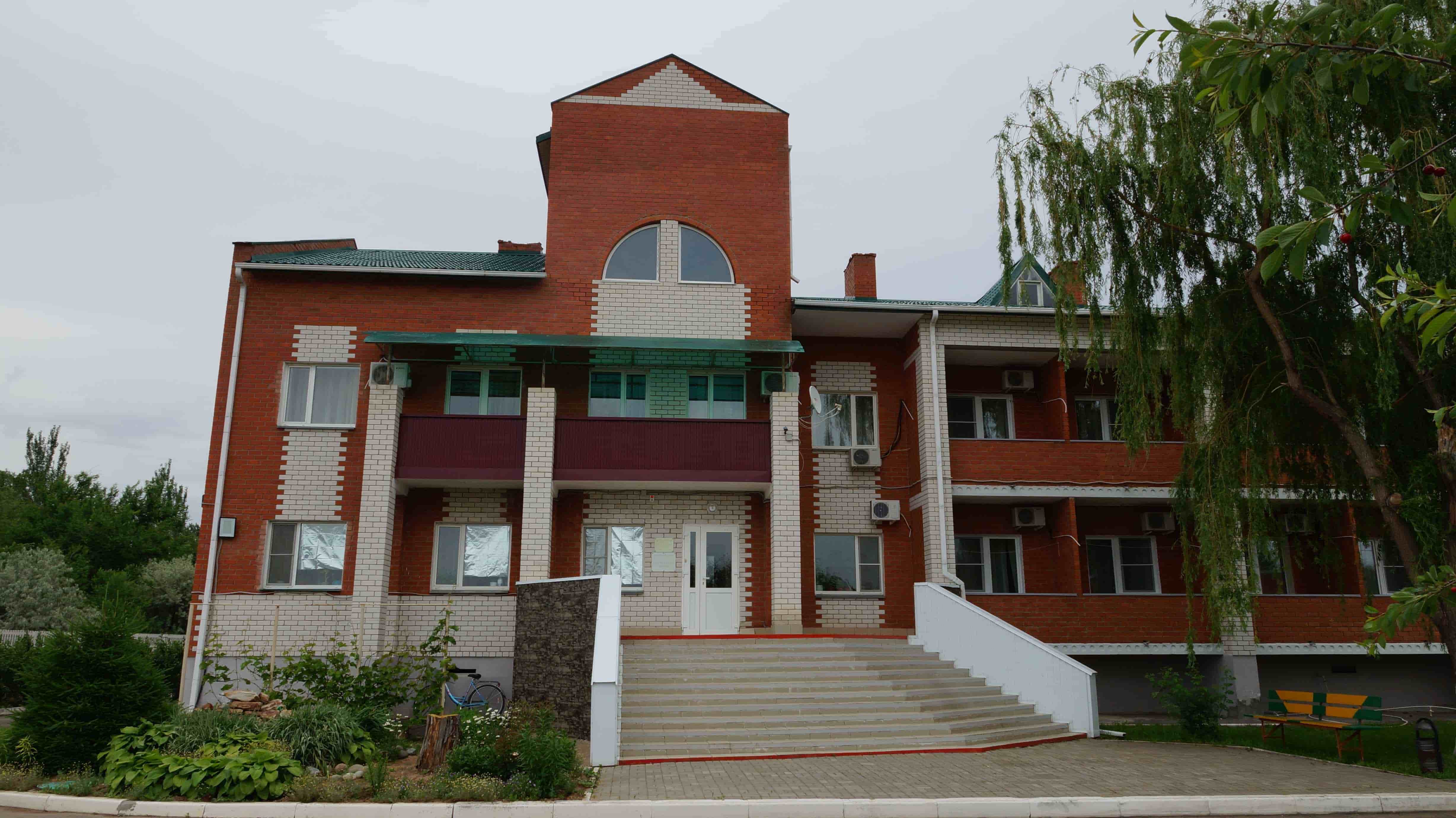 Главный вход в гостиницу